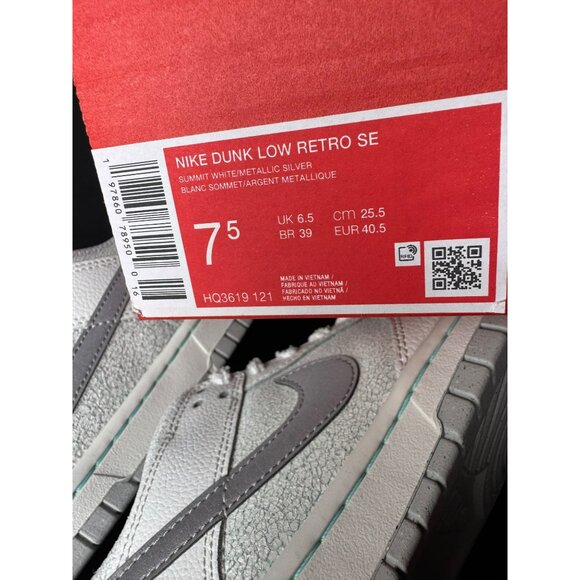 H65- SIZE 7.5 MEN\'S= 9 WOMEN\'S NIKE DUNK LOW RETRO SUMMIT WHITE/METALLIC SILVER main image 11